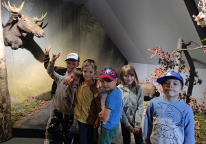 dzieci z eksponatami zwierząt leśnych