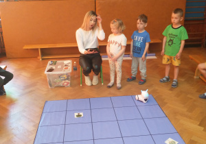 Troje dzieci programuje robota na tablecie