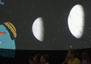 Na zdjęciu ujęcie wyświetlanej wewnątrz kopuły bajki - postać krecika oraz zmieniające się fazy księżyca.