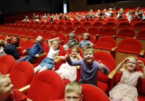 Dzieci siedzące na wiudowni teatru