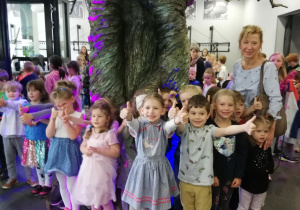 Dzieci stojące przed tzw.magicznym drzewem w Teatrze Arlekin