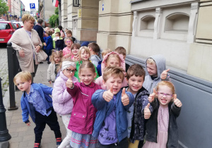 .Dzieci stojące przed wejściem do Teatru Arlekin