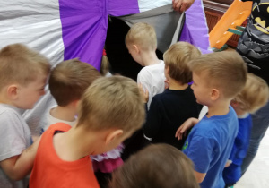 Dzieci przed wejściem do namiotu kina sferycznego
