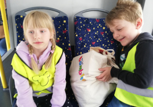 dzieci w autobusie MPK w drodze powrotnej z nagrodami