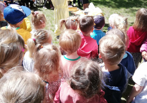 dzieci oglądają prawdziwy strój pszczelarza o akcesoria potrzebne przy pracy przy ulach