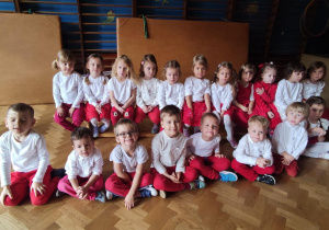 przedszkolaki z grupy trzeciej w biało czerwonych strojach