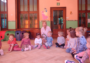 Dzieci podczas zajeć z rytmiki z Panią Agnieszką