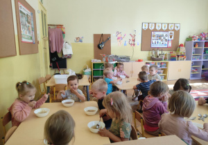 Dzieci siedzące przy stolikach