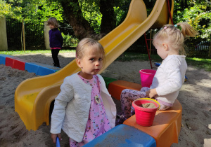 Dziewczynki na placu zabaw