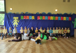 grupa dzieci z prowadzącymi bal przedszkolaka Shrekiem i Żółwiem