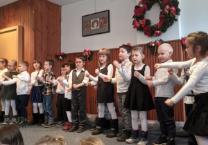 Dzieci z grupy V i VI na scenie prezentują program artystyczny z okazji Dnia Babci i Dziadka.