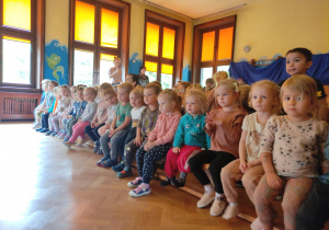 dzieci siedzący na widowni