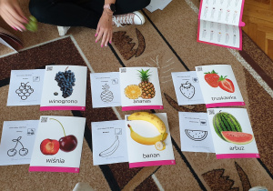 Zdjęcie przedstawia obrazki owoców z nazwami po polsku i po angielsku.
