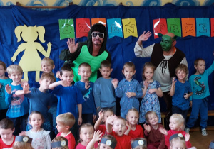 wszystkie dzieci biorące udział w imprezie pozują do zdjęcia grupowego – w tle Shrek i Żółw Ninja