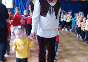 instruktor tańca przebrany za Shreka prowadzi dzieci w zabawie przy muzyce