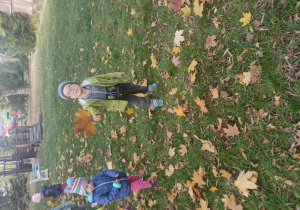 chłopiec z kolorowym jesiennym liściem