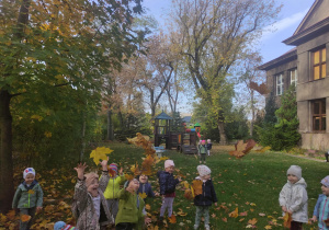 dzieci podczas zabawy w ogrodzie