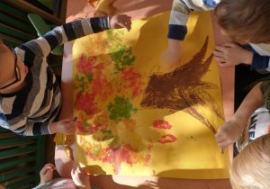 Dzieci z gr 3 kolorują pień pastelami