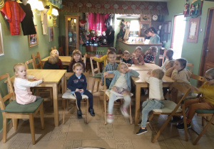 Dzieci z gr 3 w Baśniowej kawiarence