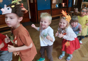 Dzieci w jesiennych kostiumach tańczą przy piosence „Krasnoludek”