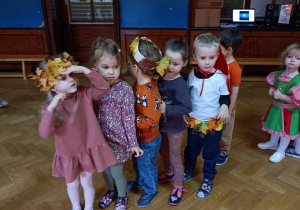 dzieci w jesiennych strojach podczas tańca