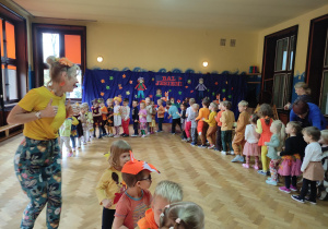 przedszkolaki podczas tańca