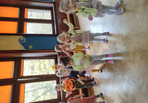 przedszkolaki podczas tańca