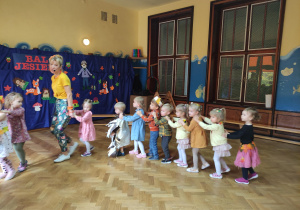przedszkolaki podczas tańca z nauczycielką
