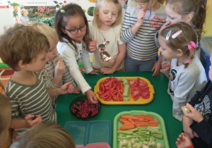Dzieci degustują warzywa