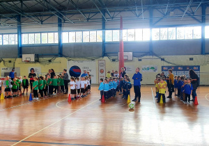 Zdjęcie przedstawia halę sportową i wszystkie drużyny biorące udział w turnieju.