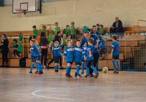 Zdjęcie przedstawia drużynę w trakcie meczu.