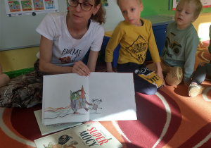 Mama Emila pokazuje dzieciom książkę