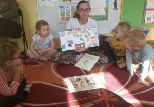 Dzieci słuchają książki czytanej przez mamę Emila