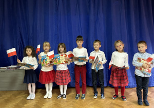 Na zdjęciu dzieci z grupy 6 z nagrodami i dyplomami za udział w konkursie.