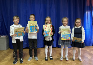 Na zdjęciu dzieci z grupy 5 z nagrodami i dyplomami za udział w konkursie.