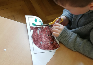 dzieci kolorują i wycinają z papieru różne gatunki zwierząt