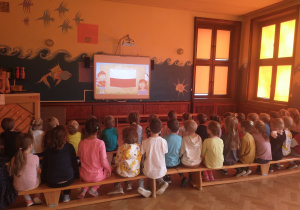 Dzieci z grup 3 i 5 oglądają film na temat dnia niepodległości