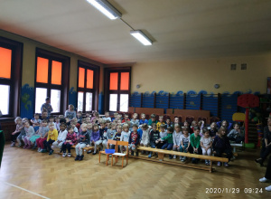 "Czerwony kapturek" na przedszkolnej scenie.