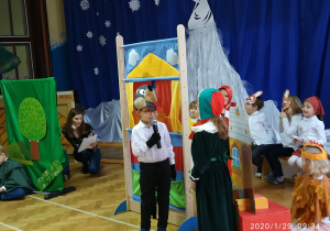 Wilk i Babcia czyli Antoś i Ada podczas występu przed przedszkolną publicznością