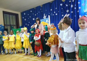 Nauczycielka przedstawia aktorów wcielających się w postacie z baki.