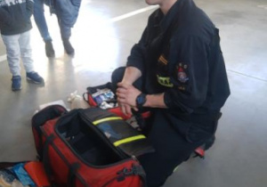 Dzieci przedszkolne poznają sprzęt wykorzystywany w pracy strażaka.