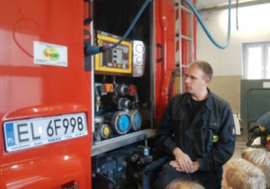Dzieci przedszkolne poznają sprzęt wykorzystywany w pracy strażaka.