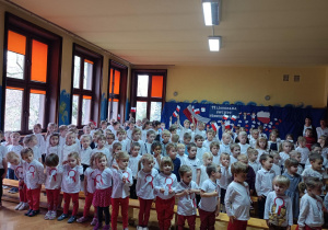 Dzieci z wszystkich grup podczas śpiewania hymnu
