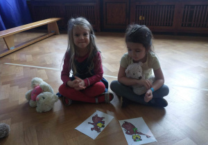 dziewczynki układające puzzle