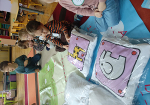 dzieci podczas zabawy poduszkami z gry "Złapmy lwa"