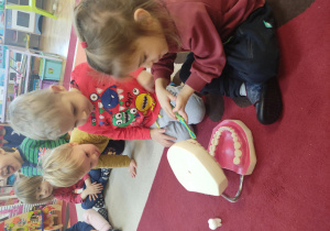dzieci podczas zajęć na temat higieny jamy ustnej