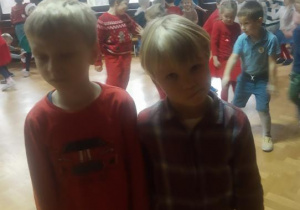 Dzieci przedszkolne pozują do zdjęcia podczas zabawy Mikołajkowej.