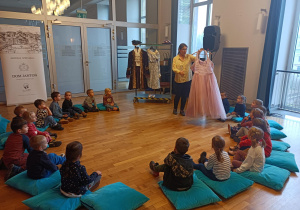 Dzieci oglądają kostium którym jest suknia Kopciuszka