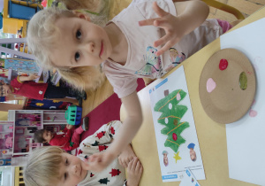 Dzieci podczas wykonywania pracy plastycznej przy użyciu farb