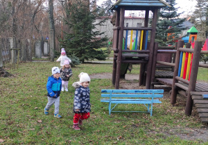 dzieci podczas zabawy w ogrodzie